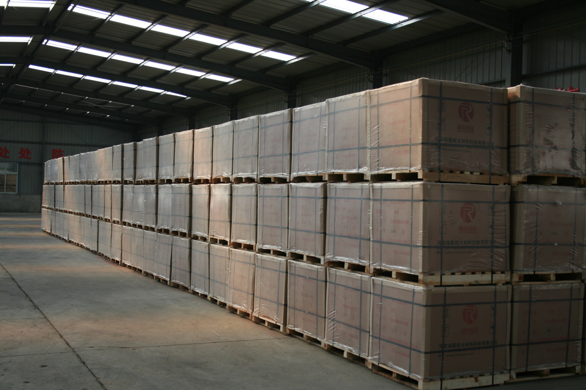 Packed refractory products in a warehouse